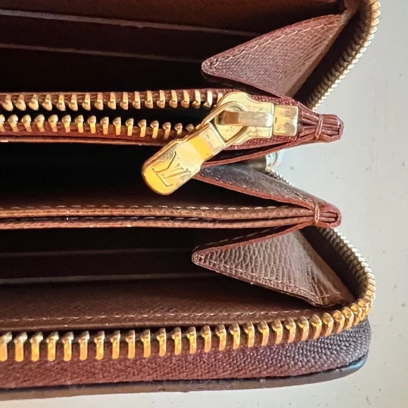 Louis Vuitton | Zippy Wallet w/ Brown Interior | Good to Great Condition - Picture 12 of 14